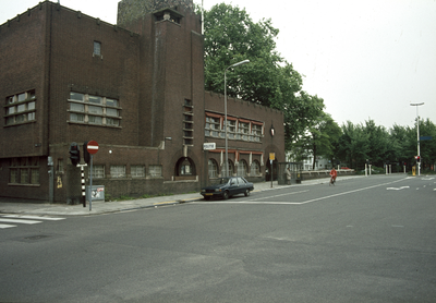 117652 Gezicht op het politiebureau Tolsteeg (Tolsteegbrug 1) te Utrecht.